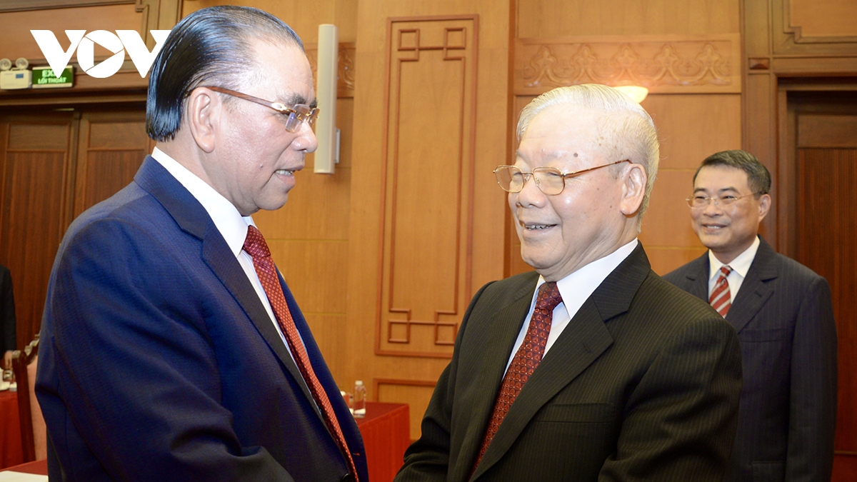 Trao Huy hiệu 60 năm tuổi Đảng tặng nguyên Tổng Bí thư Nông Đức Mạnh